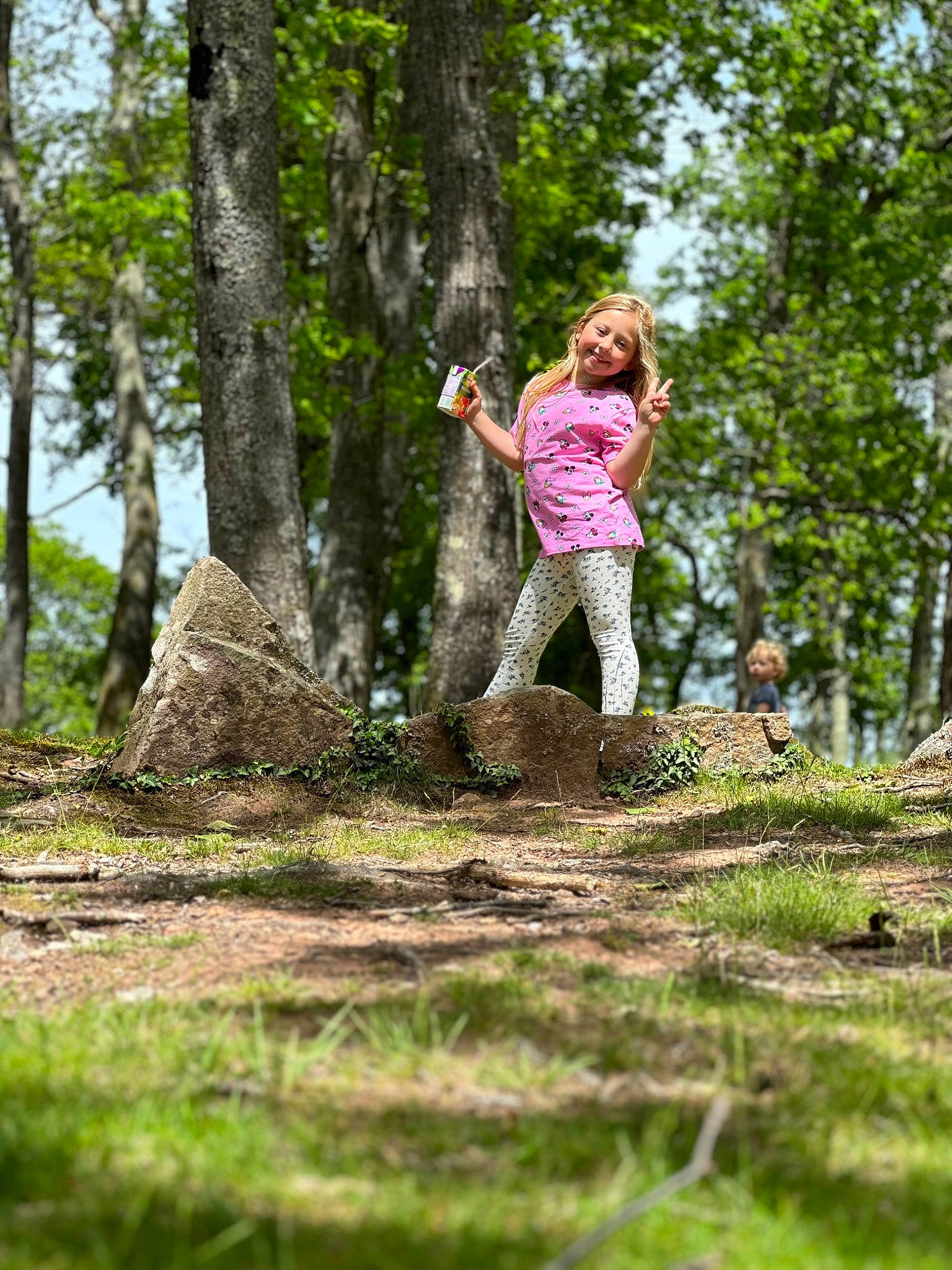 Eleonor a rejoint le concours — aidez-le/la à gagner de superbes lots ! branch, child, forest, fun, grass, grassland, grove, happy, joy, jungle, landscape, leisure, natural_landscape, people_in_nature, person, plant, recreation, soil, tree, trunk