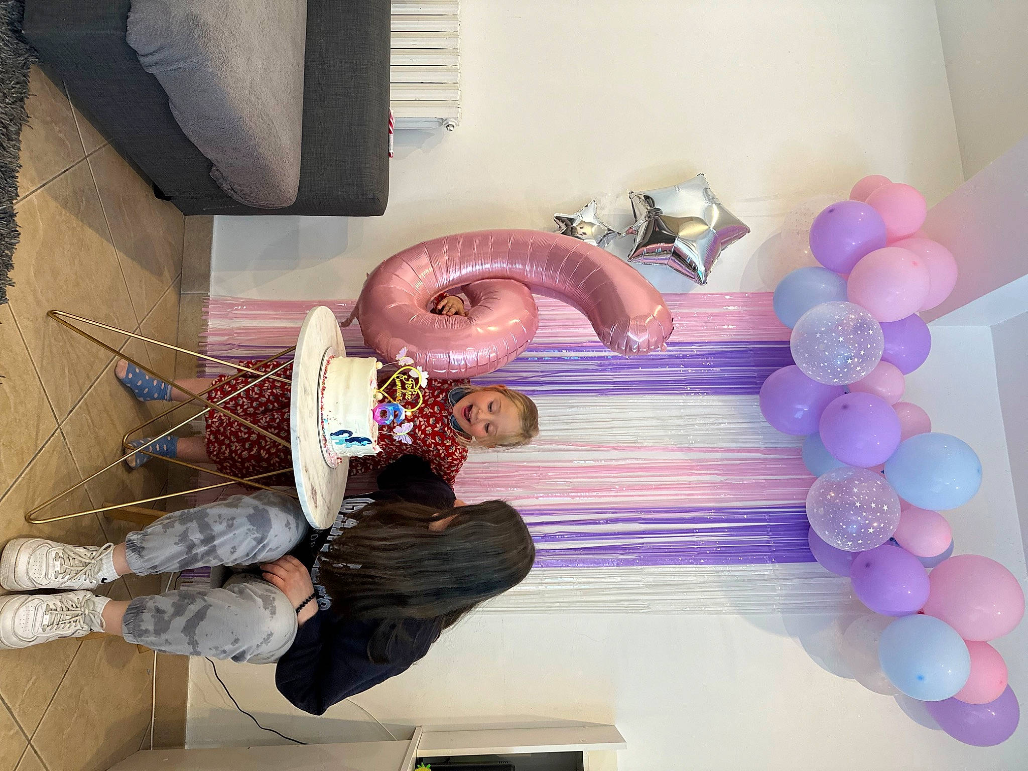 Eleonor a rejoint le concours — aidez-le/la à gagner de superbes lots ! arch, art, balloon, ceiling, cephalopod, circle, event, fun, interior_design, machine, magenta, metal, party_supply, pattern, person, purple, room, textile, toy, visual_arts