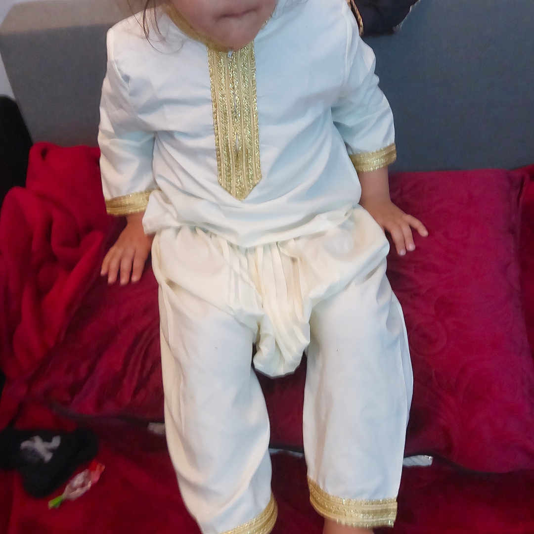 Islem a rejoint le concours — aidez-le/la à gagner de superbes lots ! bodypart, child, clothing, couch, face, fashion, female, finger, footwear, furniture, girl, hand, head, pants, person, photography, portrait, sandal, shoe, velvet