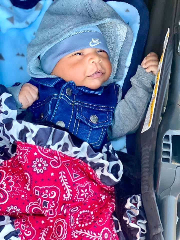 Koy is registered to the contest to win money with this photo: auto_part, baby, baby_carriage, baby_products, baby_safety, baby_toddler_clothing, car_seat, carmine, cheek, child, comfort, electric_blue, headwear, linens, magenta, pattern, person, photograph, product, sleeve