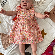 Charlee a rejoint le concours — aidez-le/la à gagner de superbes lots ! baby, child, floral_dress, smiling, play_mat, panda_design, colorful, happy, indoors, floor, cute, infant, arms_outstretched, feet, wooden_floor, patterned_mat, soft_toys, cheerful, portrait, lying_down
