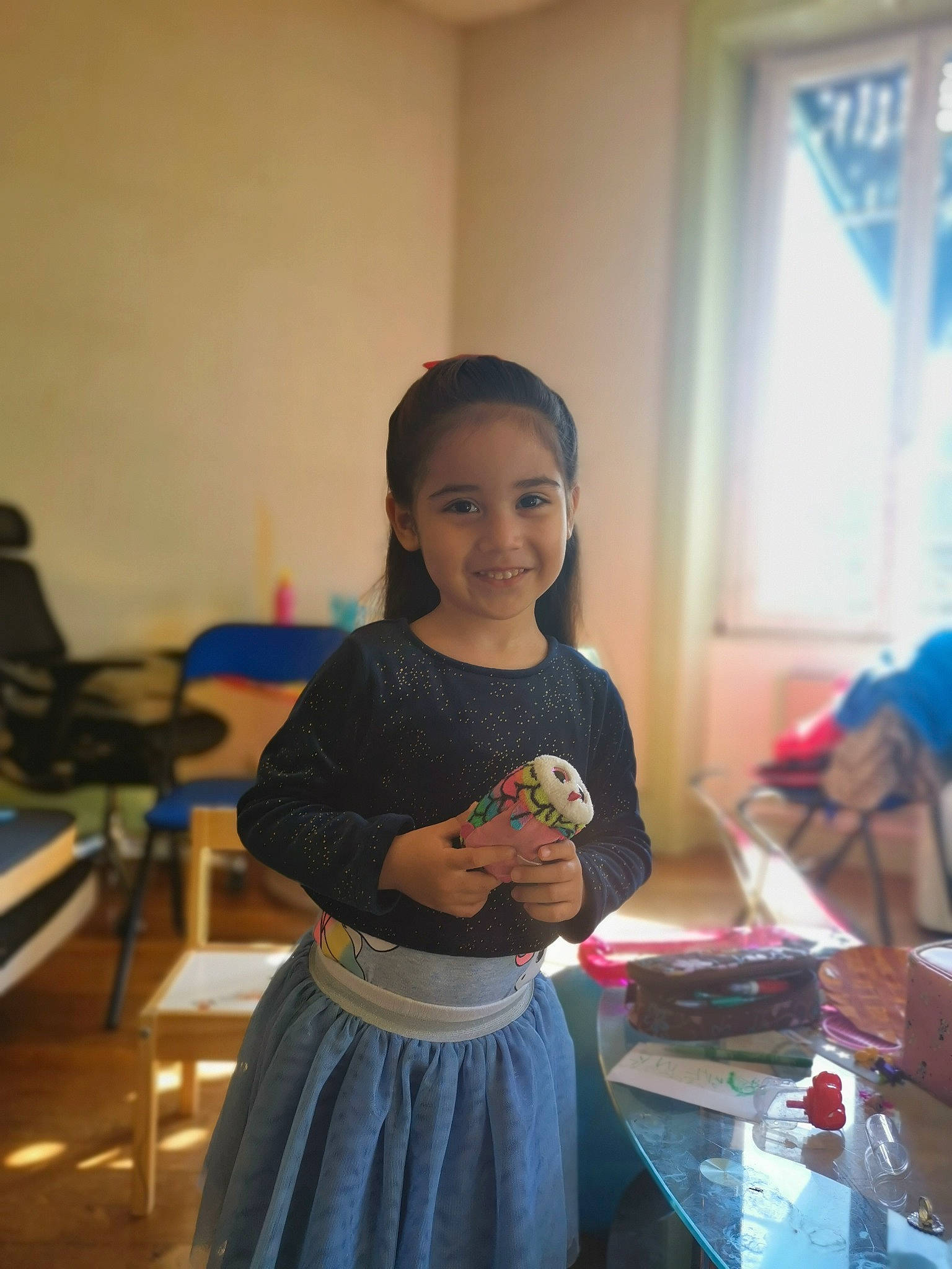 Selena a rejoint le concours — aidez-le/la à gagner de superbes lots ! chair, child, education, event, fashion_design, flooring, fun, happy, joy, leisure, party, person, room, sitting, smile, standing, t_shirt, table, toddler, uniform