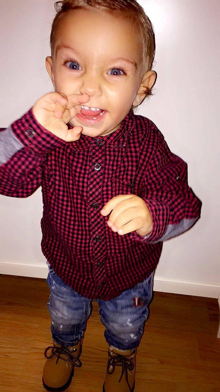 Malone participe au concours pour gagner de l'argent avec cette photo : arm, baby_toddler_clothing, cheek, clothing, eye, finger, gesture, hair, happy, head, human_body, mouth, neck, nose, person, skin, sleeve, smile, standing, t_shirt