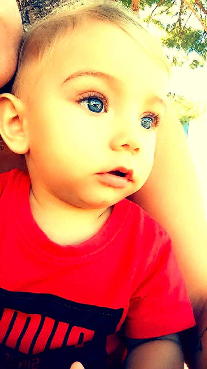 Malone participe au concours pour gagner de l'argent avec cette photo : black_hair, cheek, chin, cool, dress, ear, eyebrow, eyelash, flash_photography, forehead, happy, human_body, iris, lip, mouth, neck, nose, people_in_nature, person, pink