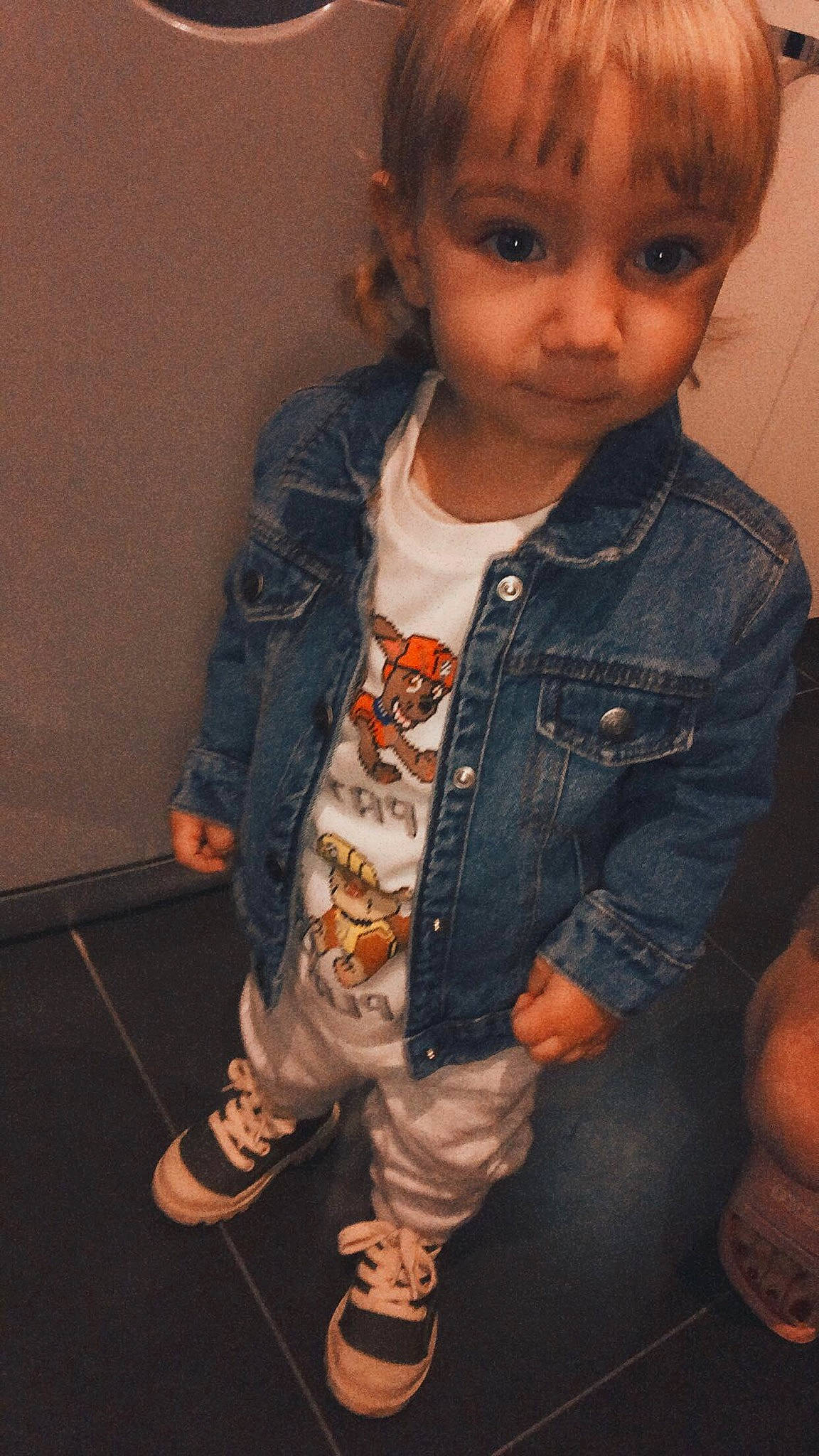 Malone a rejoint le concours — aidez-le/la à gagner de superbes lots ! baby_toddler_clothing, black_hair, cheek, chin, cool, denim, dress_shirt, eyelash, forehead, hair, head, iris, joint, lip, neck, nose, person, skin, sleeve, standing