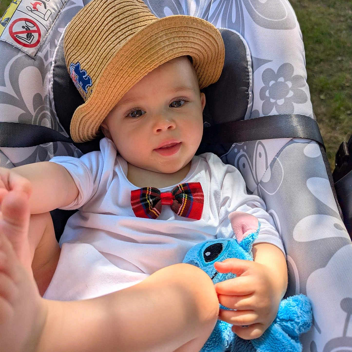 Castiel participe au concours pour gagner de l'argent avec cette photo : baby, baby_seat, blue_toy, bow_tie, child, clothing, cute, face, foot, grass, hand, hat, infant, outdoor, playful, plush_toy, portrait, relaxing, smiling, sunlight