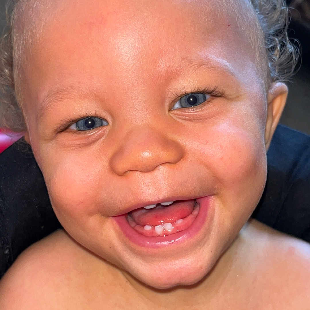 Fabio a rejoint le concours — aidez-le/la à gagner de superbes lots ! baby, bare_shoulders, blue_eyes, child, closeup, curly_hair, cute, expression, face, happy, human, innocence, joy, person, portrait, skin, smiling, teeth, toddler, young_child
