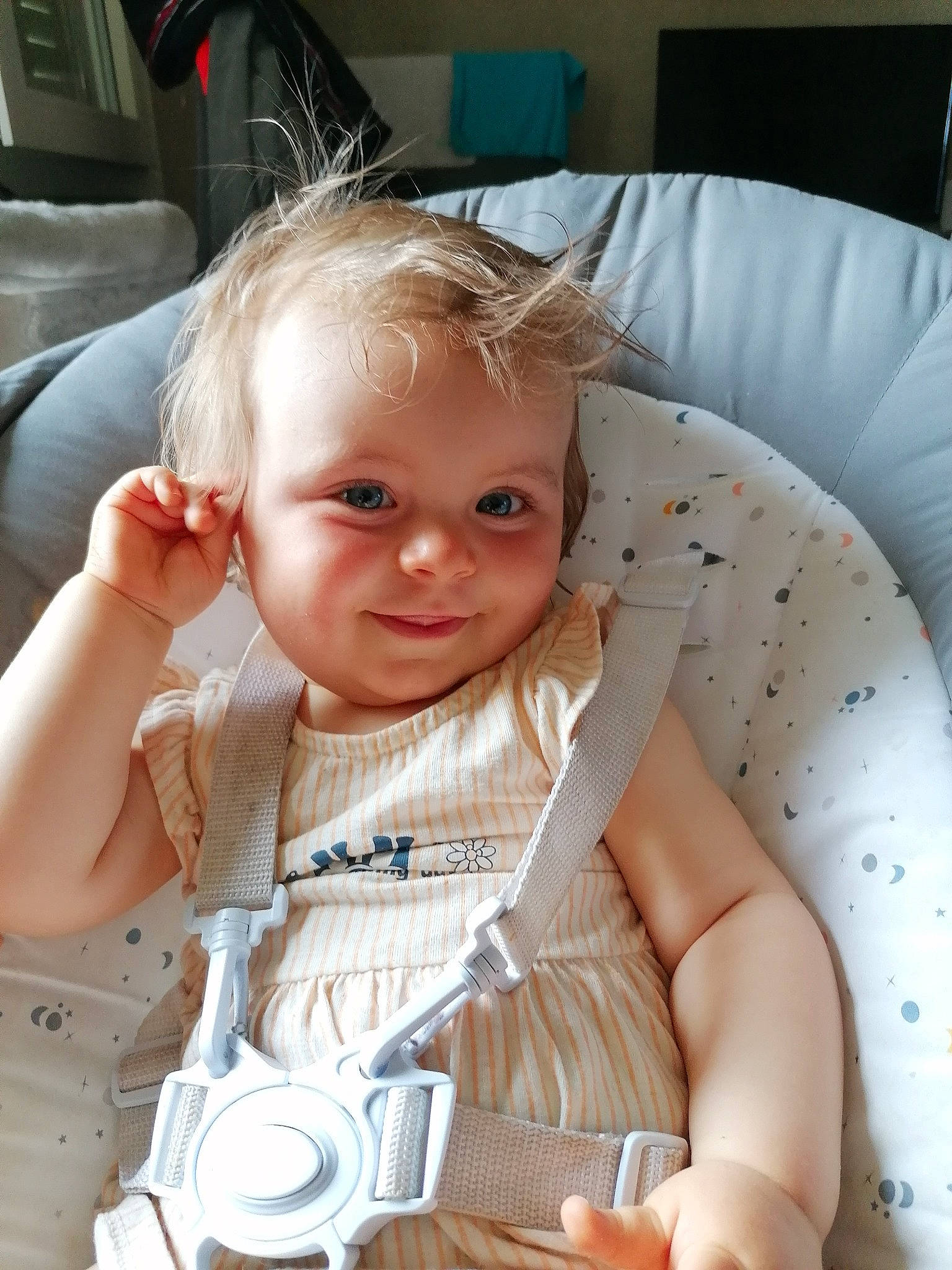 Haylie a rejoint le concours — aidez-le/la à gagner de superbes lots ! baby, baby_toddler_clothing, blond, cheek, child, comfort, finger, fun, gesture, hand, happy, head, iris, mouth, person, product, sitting, skin, smile, thumb