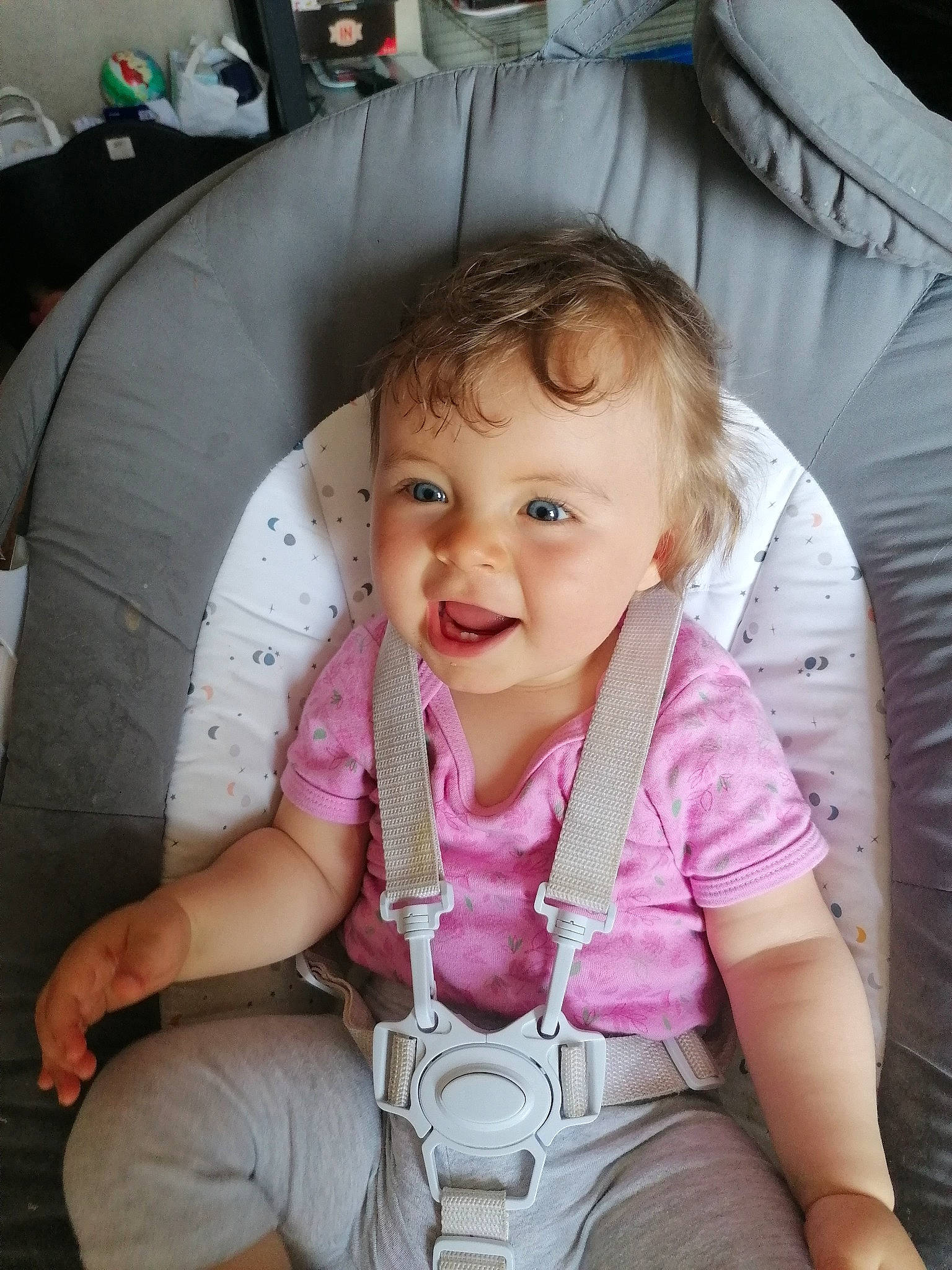 Haylie a rejoint le concours — aidez-le/la à gagner de superbes lots ! arm, auto_part, baby, baby_carriage, baby_toddler_clothing, car_seat, cheek, child, comfort, cool, gesture, happy, mouth, person, pink, product, sitting, skin, sleeve, smile