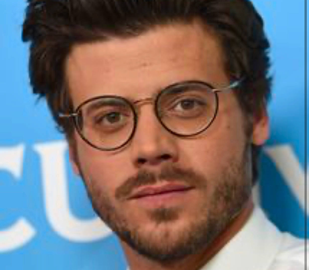 Arnaud participe au concours pour gagner de l'argent avec cette photo : beard, black_hair, cheek, chin, cool, eyebrow, eyewear, face, facial_hair, forehead, glasses, hair, hairstyle, head, human, jaw, moustache, nose, person, smile