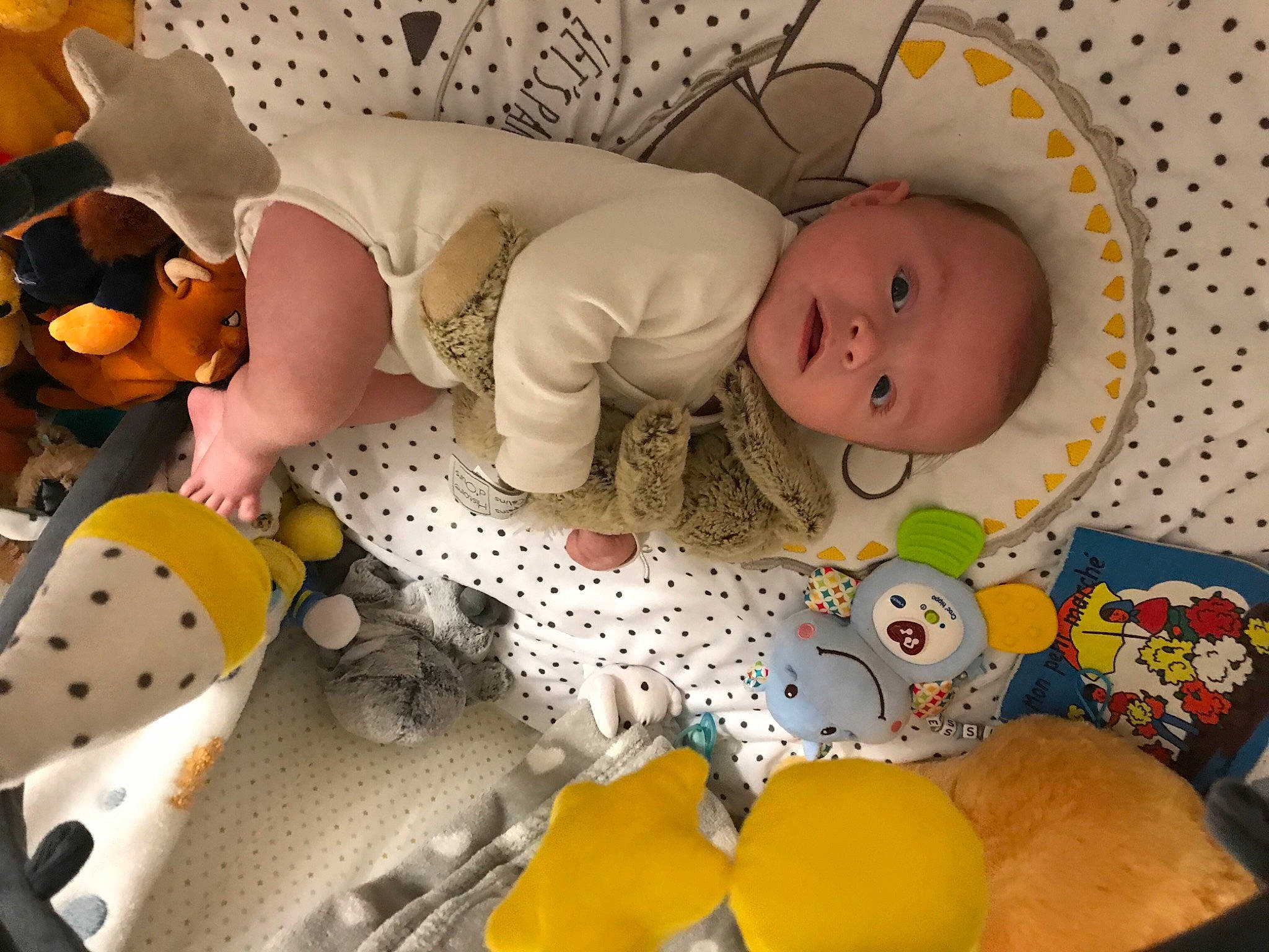 Alessio a rejoint le concours — aidez-le/la à gagner de superbes lots ! baby, baby_products, baby_safety, baby_toddler_clothing, baby_toys, bed, bedding, cheek, child, comfort, infant_bed, linens, person, product, room, stuffed_toy, textile, toddler, toy, white