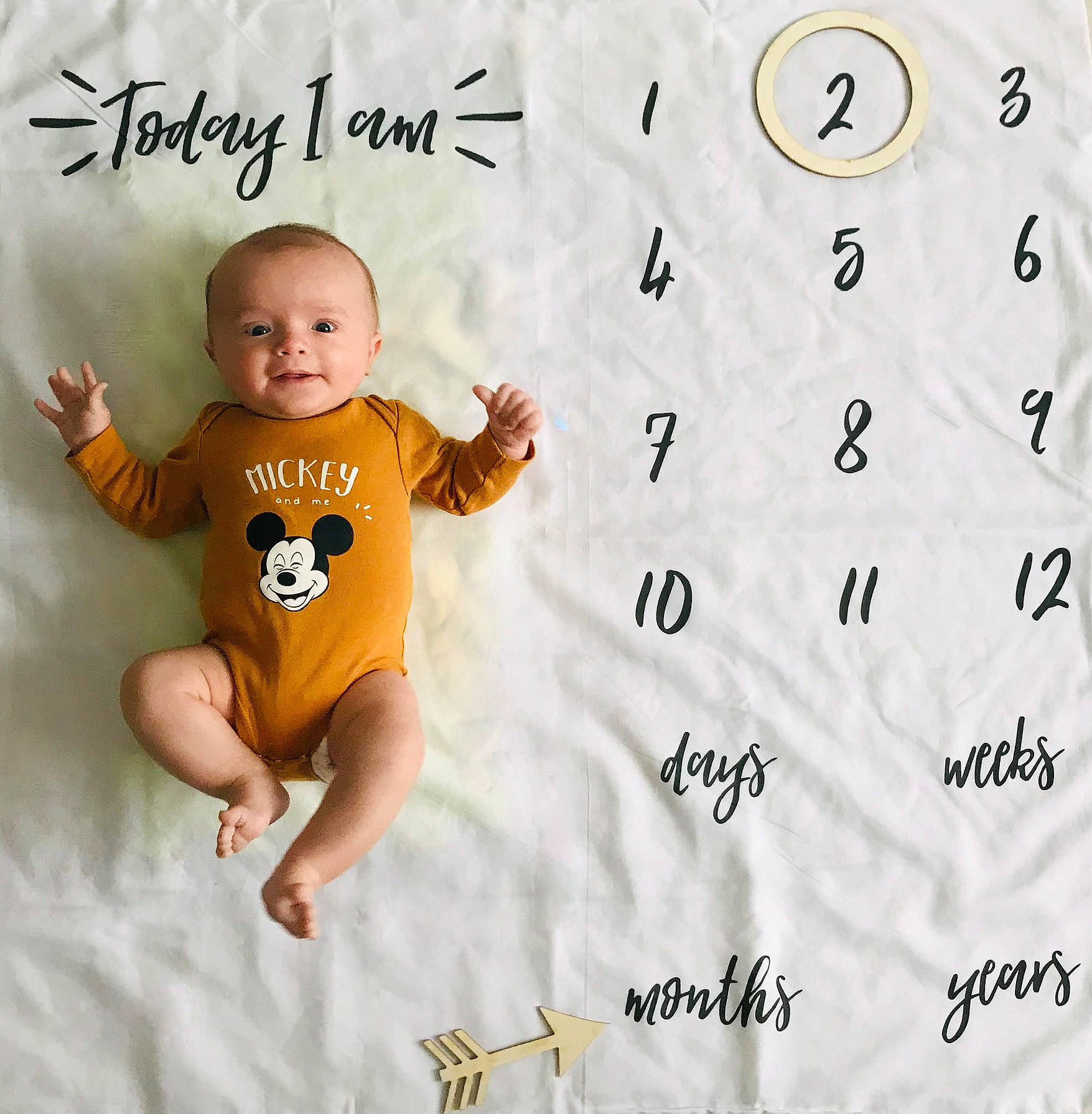 Alessio a rejoint le concours — aidez-le/la à gagner de superbes lots ! baby, baby_products, baby_toddler_clothing, child, fictional_character, font, gesture, graphics, happy, illustration, linens, logo, pattern, people_in_nature, person, photo_caption, sleeve, smile, t_shirt, thumb