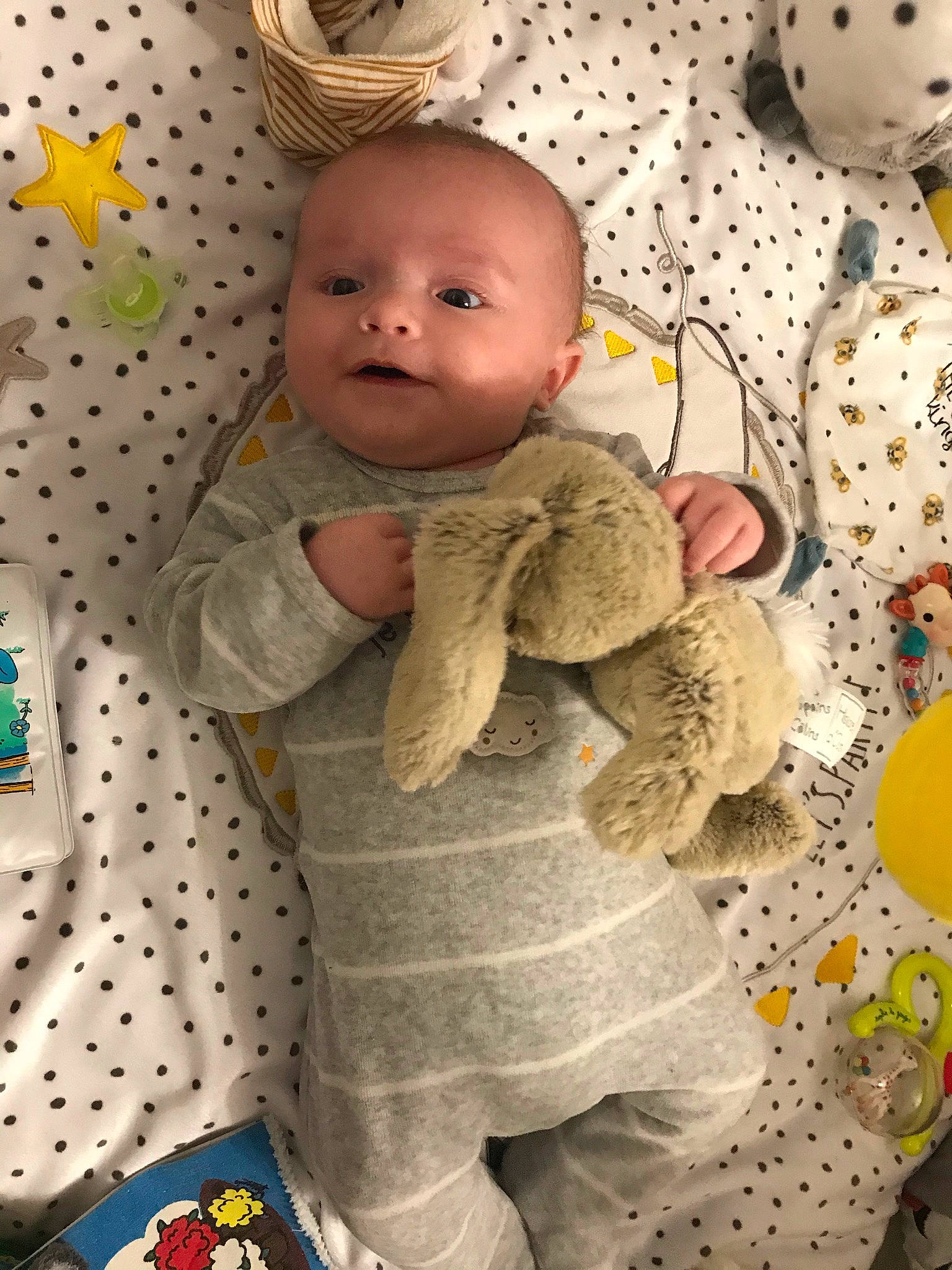 Alessio a rejoint le concours — aidez-le/la à gagner de superbes lots ! art, baby, baby_products, baby_safety, baby_toddler_clothing, baby_toys, child, comfort, flooring, fun, happy, linens, pattern, person, room, stuffed_toy, textile, toddler, toy, white