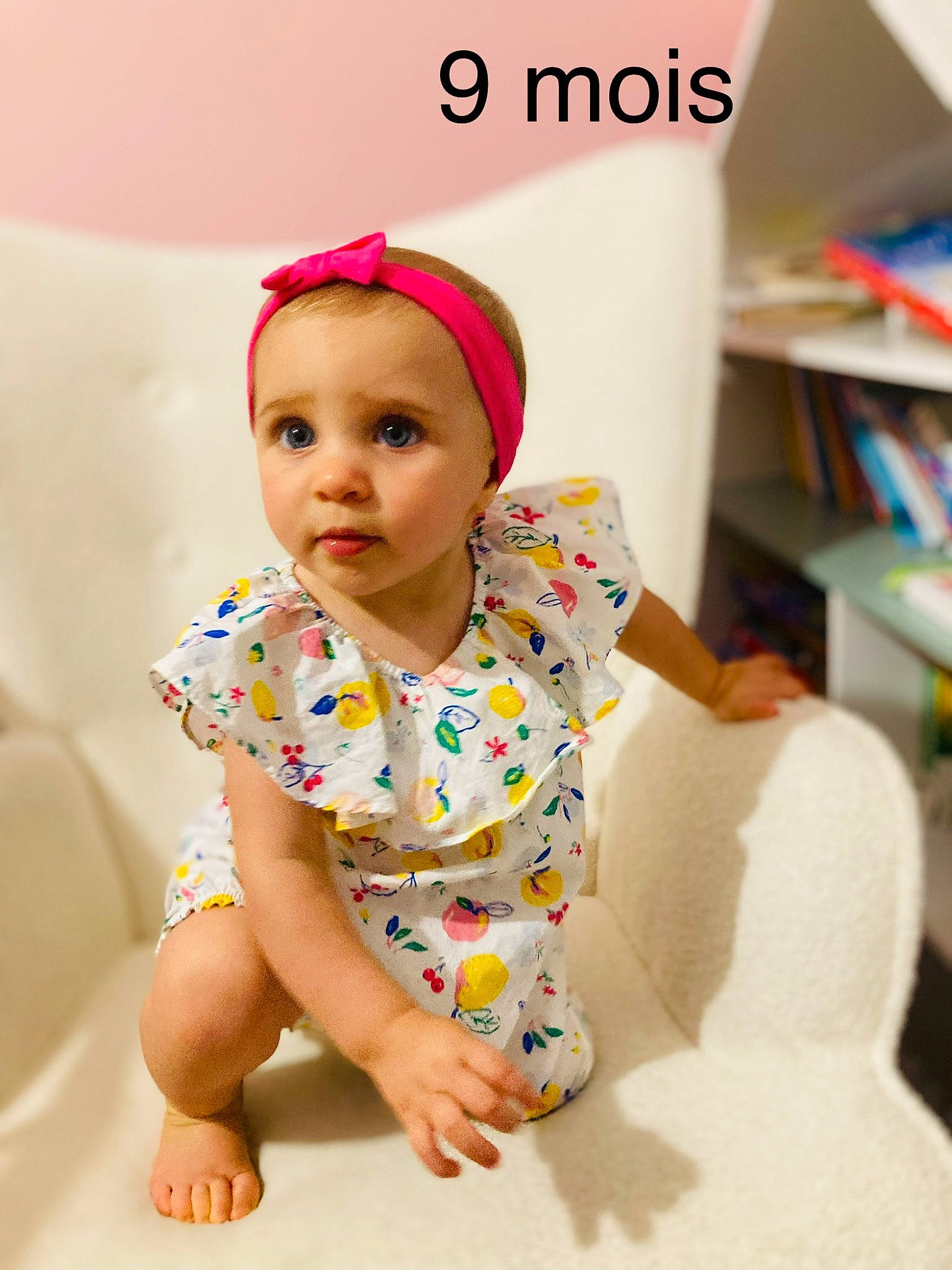 Alie a rejoint le concours — aidez-le/la à gagner de superbes lots ! baby, baby_toddler_clothing, bookcase, cheek, child, comfort, dress, face, flooring, fun, happy, neck, pattern, person, room, shelf, shelving, skin, sleeve, t_shirt