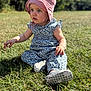 Alice participe au concours pour gagner de l'argent avec cette photo : toddler, child, grass, outdoor, sunlight, hat, pink_hat, romper, floral_pattern, blue_eyes, sitting, greenery, nature, baby, footwear, shoes, daylight, cute, curious, portrait