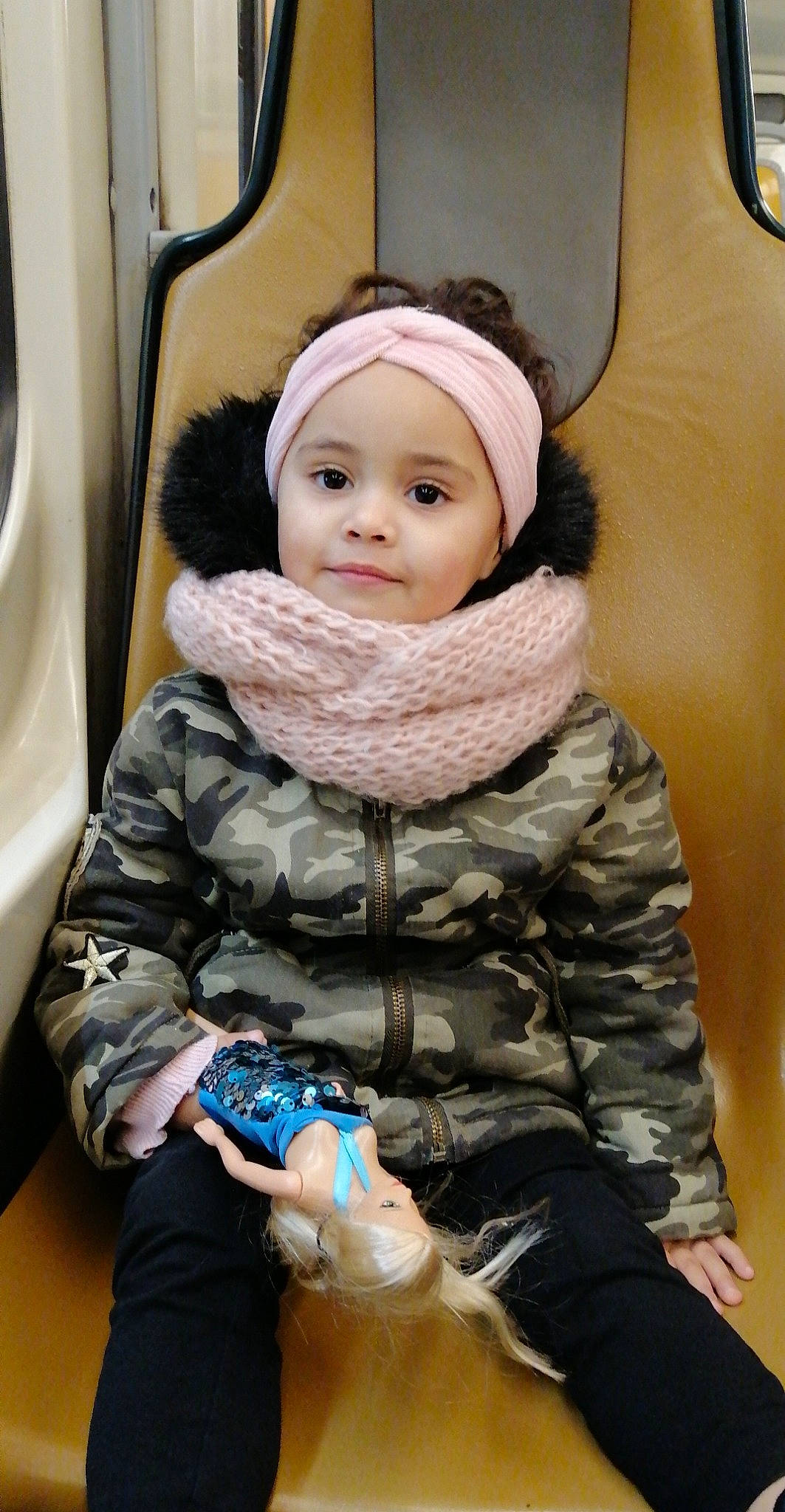 Luna participe au concours pour gagner de l'argent avec cette photo : baby, baby_toddler_clothing, cheek, comfort, glove, headwear, human_body, nail, passenger, person, plastic_bottle, public_transport, shawl, toy, water_bottle, wrap