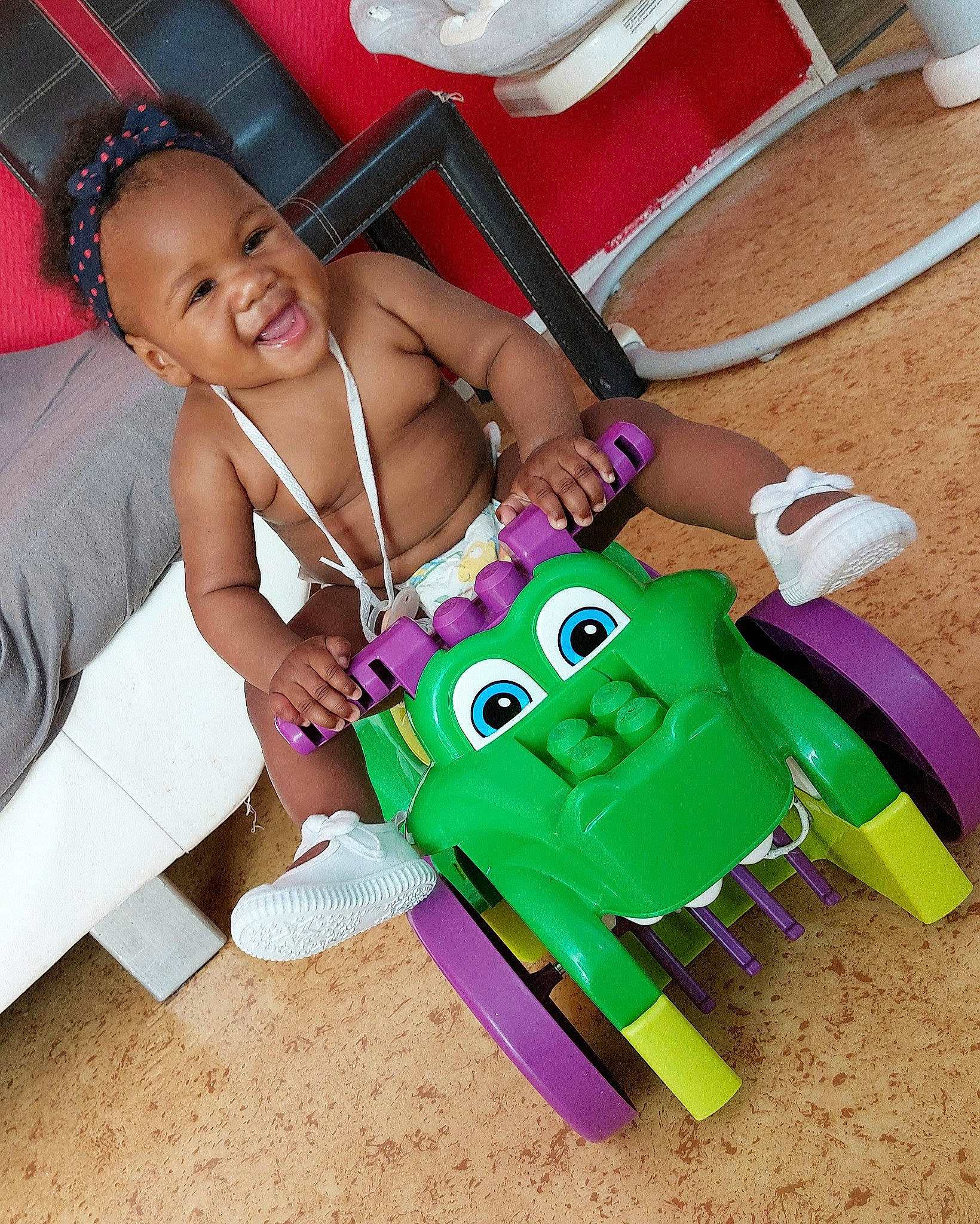 Kaylah a rejoint le concours — aidez-le/la à gagner de superbes lots ! baby_products, child, event, fashion_accessory, fun, happy, human_leg, joy, leisure, magenta, party_supply, person, pink, recreation, selfie, shorts, smile, t_shirt, thigh, toddler