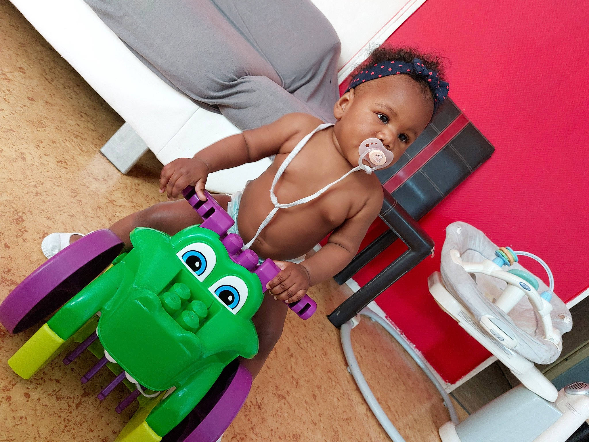 Kaylah a rejoint le concours — aidez-le/la à gagner de superbes lots ! baby, baby_products, bag, chair, child, comfort, event, fashion_accessory, foot, fun, happy, leisure, person, plastic, play, product, shorts, sitting, smile, thigh