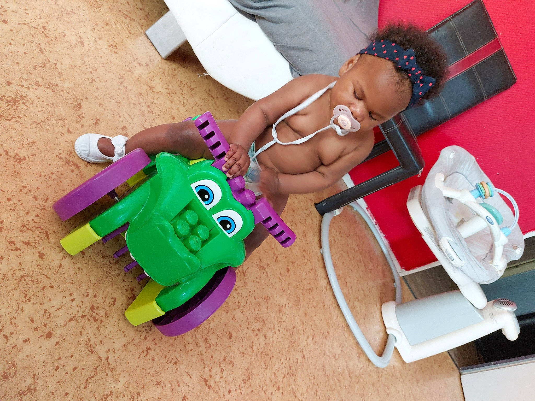 Kaylah a rejoint le concours — aidez-le/la à gagner de superbes lots ! baby, baby_products, baby_toys, child, eyewear, fashion_accessory, finger, foot, fun, happy, magenta, nail, person, plastic, play, sitting, sunglasses, thigh, toddler, toy