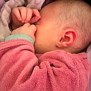 Aylé participe au concours pour gagner de l'argent avec cette photo : baby, sleeping, pink_clothing, blanket, closeup, infant, hand, ear, face, soft_texture, cozy, newborn, resting, child, skin, peaceful, cute, portrait, warm, snuggle