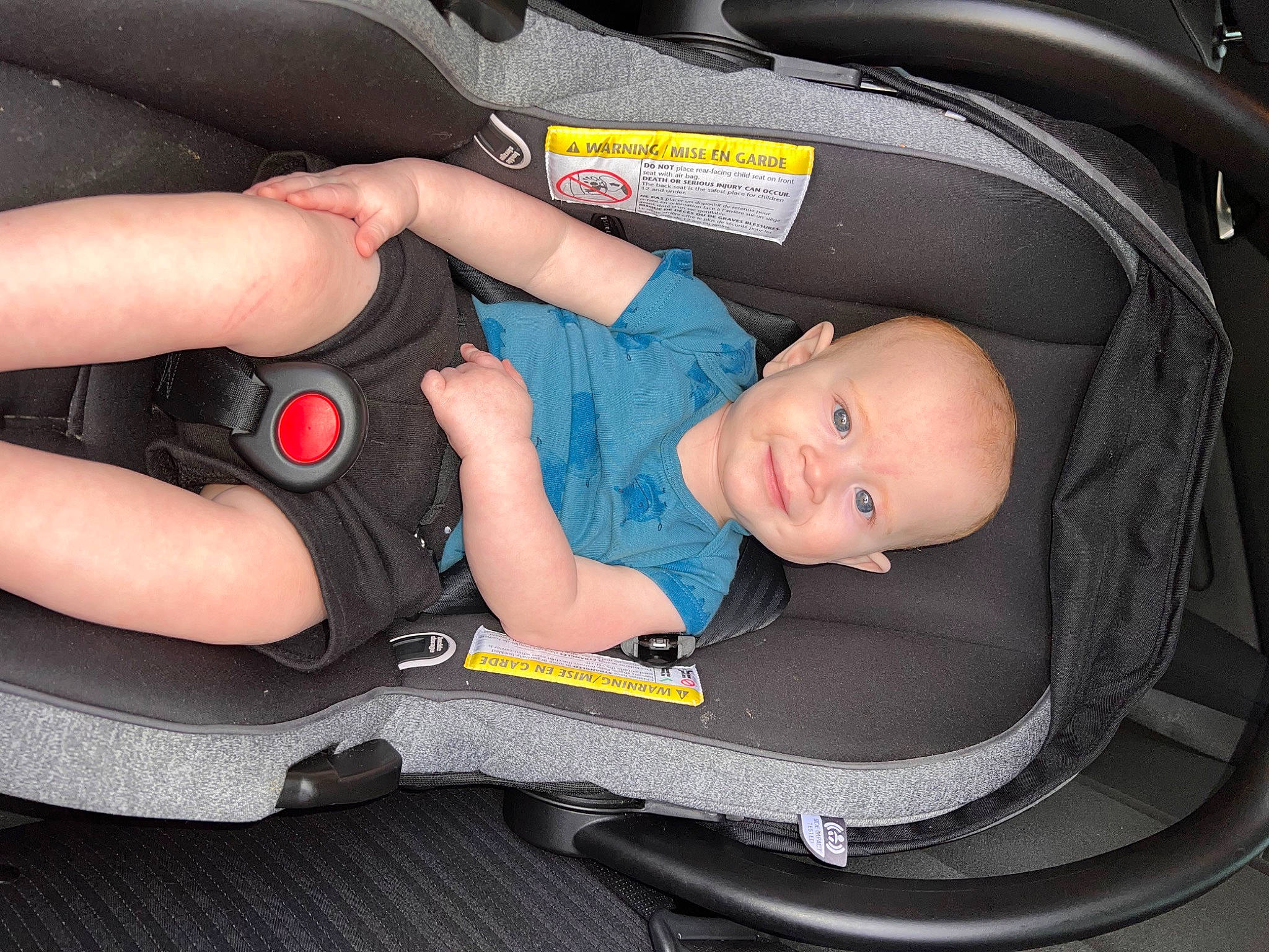 Hagen is registered to the contest to win money with this photo: auto_part, automotive_design, automotive_exterior, baby, baby_carriage, baby_products, bag, car_seat, child, comfort, electric_blue, joy, knee, luggage_and_bags, motor_vehicle, nail, person, personal_protective_equipment, service, sitting