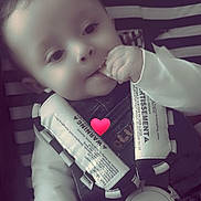 Ayan a rejoint le concours — aidez-le/la à gagner de superbes lots ! baby, car_seat, child, closeup, clothing, comfort, cute, emotion, expression, face, hand, indoors, infant, person, portrait, safety, seatbelt, sitting, striped_background, young_child