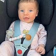 Valentine participe au concours pour gagner de l'argent avec cette photo : baby, infant, car_seat, harness, pacifier, pink_outfit, cute, child, seatbelt, safety, adorable, face, blue_eyes, clothing, small_hands, head_support, indoor, portrait, baby_girl, comfortable