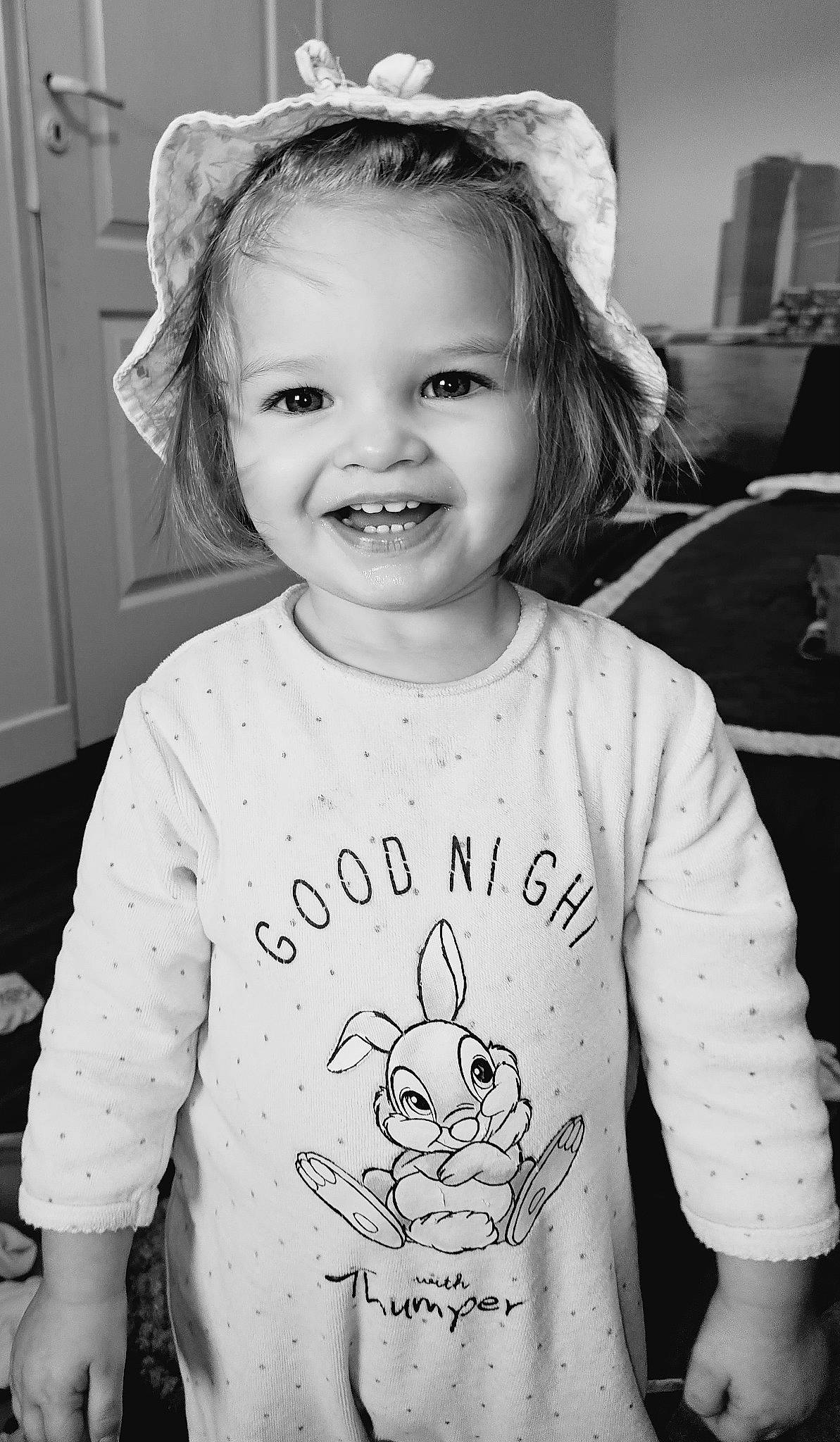 Gabrielle participe au concours pour gagner de l'argent avec cette photo : black, black_and_white, cheek, cool, door, eye, facial_expression, hairstyle, happy, head, human, joy, organ, person, photograph, sleeve, smile, standing, style, t_shirt