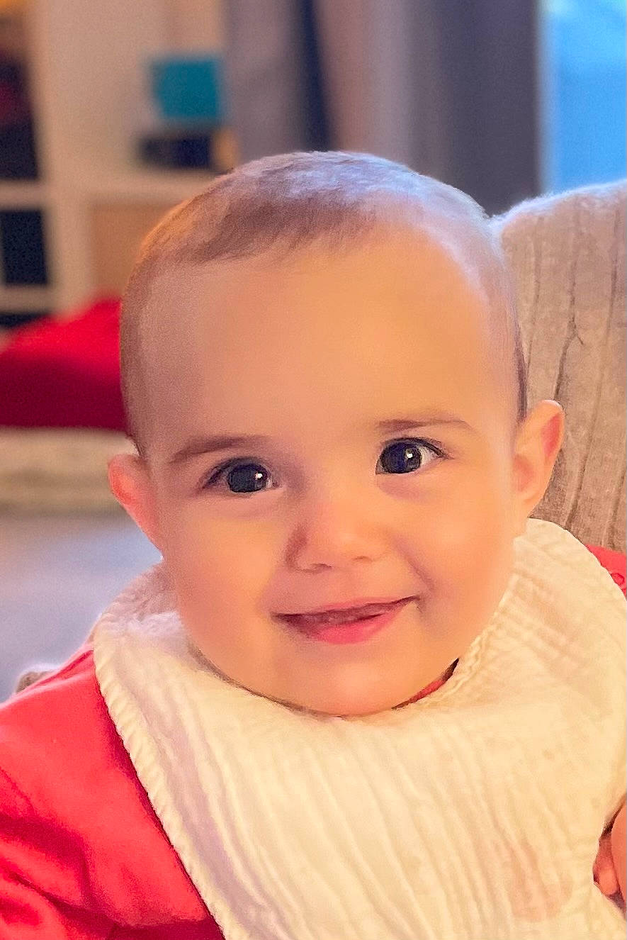 Léa participe au concours pour gagner de l'argent avec cette photo : baby, baby_toddler_clothing, blond, cheek, chin, ear, eyebrow, eyelash, forehead, fun, happy, human_body, iris, joy, lip, mouth, nose, person, pink, skin