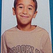 Maël a rejoint le concours — aidez-le/la à gagner de superbes lots ! child, boy, smile, tshirt, text, portrait, casual, young, person, clothing, head, face, background, short_hair, happiness, indoors, photo, kid, standing, youth