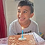 Maël a rejoint le concours — aidez-le/la à gagner de superbes lots ! child, boy, birthday, cake, candle, smiling, happy, celebration, table, chair, indoor, food, dessert, layered_cake, number_candle, person, short_hair, casual_clothing, home, party
