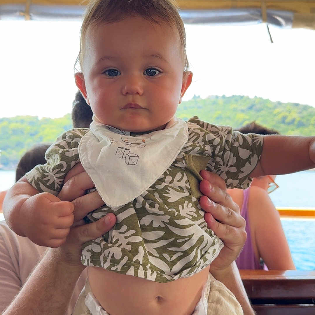 Nahyl a rejoint le concours — aidez-le/la à gagner de superbes lots ! adult, baby, bandana, bench, child, clothing, cute, greenery, holding_hands, infant, lake, nature, outdoor, person, portrait, shirt, shorts, summer, sunlight, water