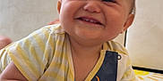 Nahyl participe au concours pour gagner de l'argent avec cette photo : baby, child, chubby_cheeks, closeup, crawling, cute, fingers, fish_design, hands, happy, indoors, infant, joyful, person, playmat, portrait, smiling, soft_surface, striped_shirt, wild_hair