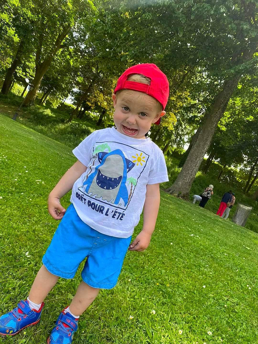 Eden a rejoint le concours — aidez-le/la à gagner de superbes lots ! baby_toddler_clothing, cap, cool, electric_blue, fun, grass, grassland, green, happy, hat, headwear, leisure, people_in_nature, person, pink, plant, recreation, shorts, t_shirt, toddler