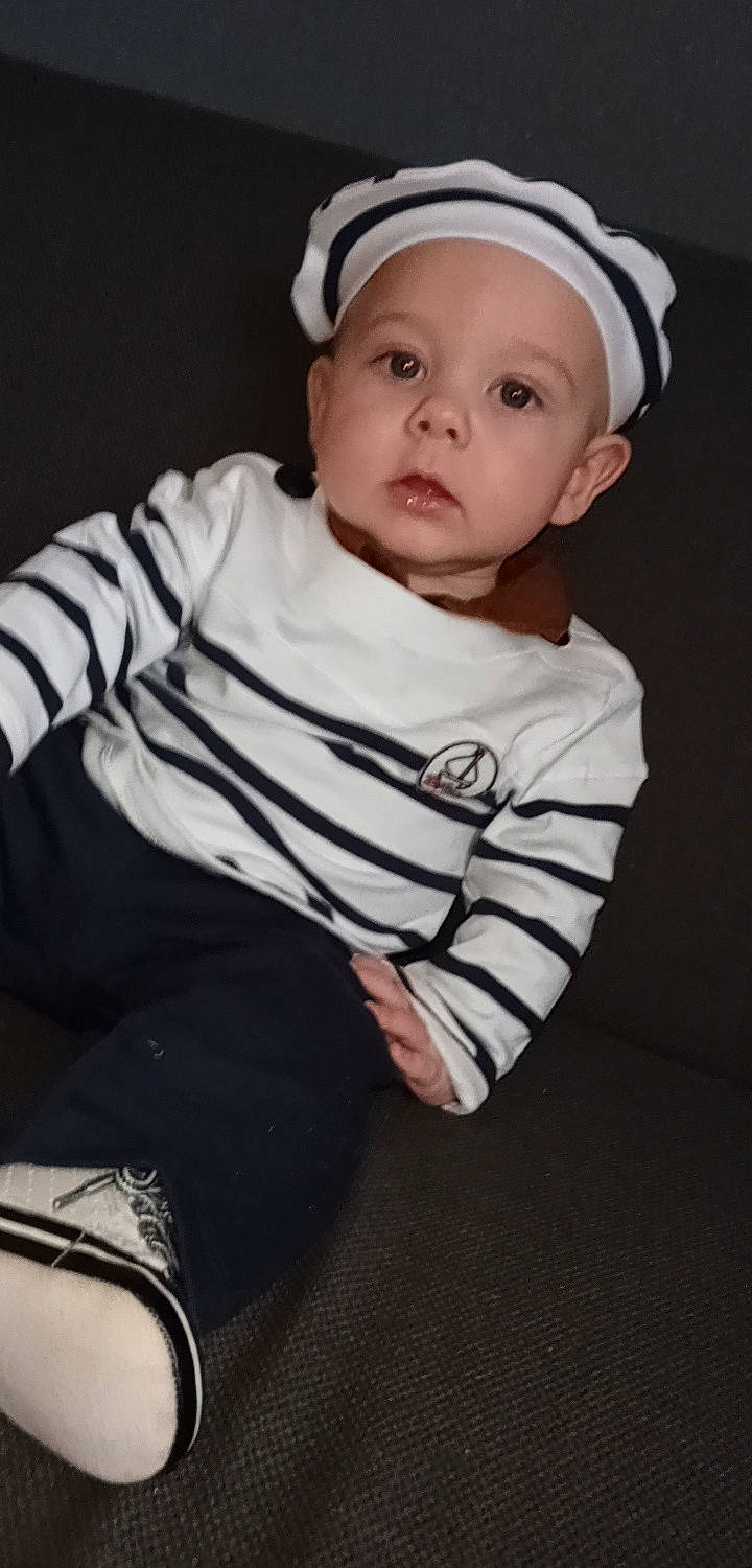 Eden a rejoint le concours — aidez-le/la à gagner de superbes lots ! baby, baby_toddler_clothing, bonnet, cheek, child, child_model, chin, cool, costume_accessory, ear, flash_photography, headwear, lap, nose, person, photo_shoot, portrait_photography, skin, sleeve, toddler