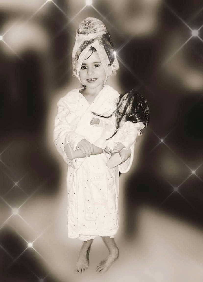 Payzlee is registered to the contest to win money with this photo: art, backlighting, black_and_white, child, fashion_design, flash_photography, fun, gesture, grass, happy, headpiece, joy, lens_flare, monochrome, monochrome_photography, people_in_nature, person, smile, stock_photography, style