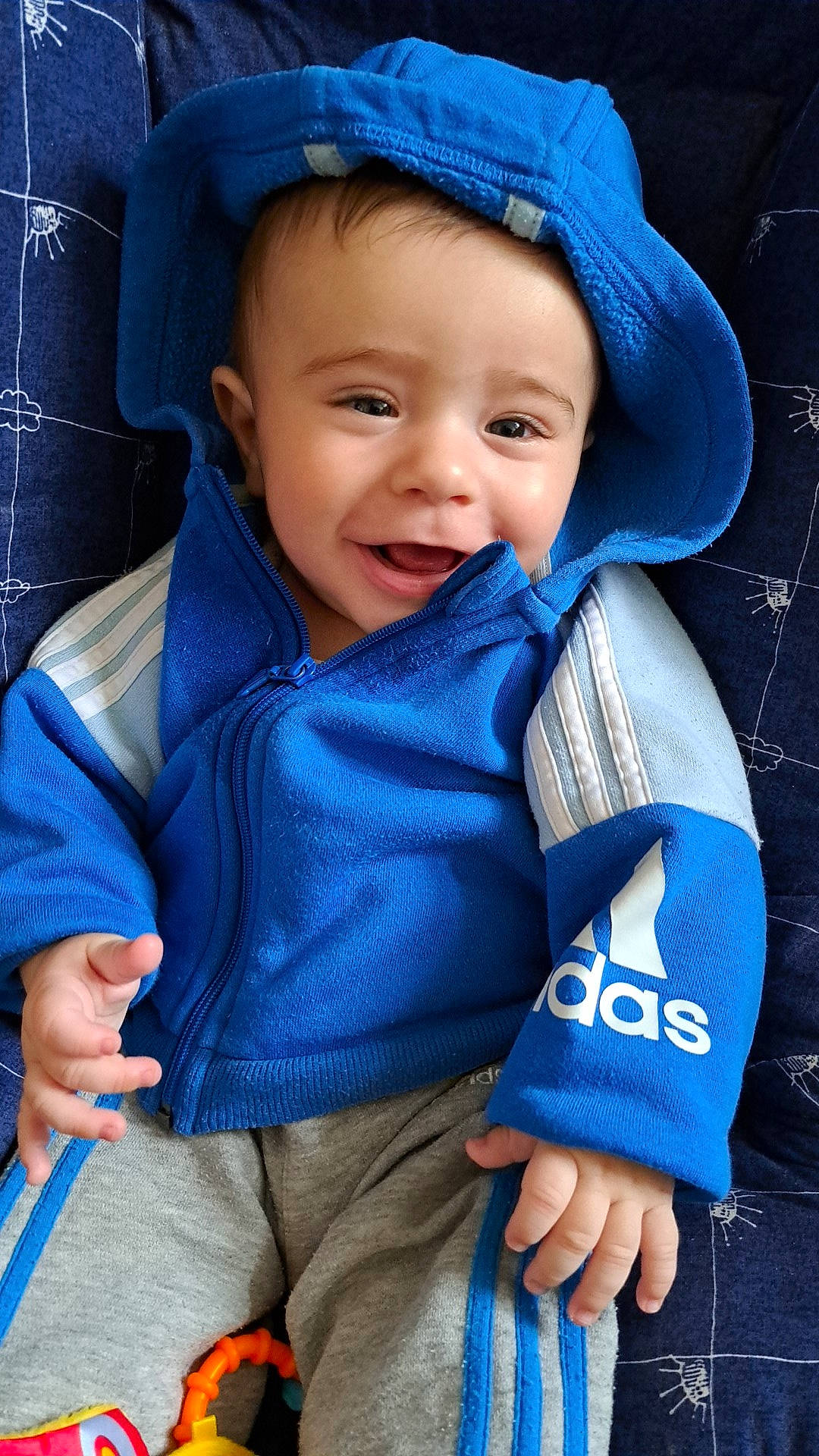 Aaron participe au concours pour gagner de l'argent avec cette photo : azure, baby, baby_toddler_clothing, blue, cheek, comfort, cool, eye, face, finger, gesture, happy, human, joy, outerwear, person, product, skin, sleeve, smile