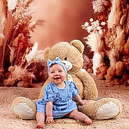 Anna participe au concours pour gagner de l'argent avec cette photo : baby, blue_dress, child, cozy, cute, decor, dried_flowers, fluffy_rug, happy, headband, indoor, infant, pampas_grass, plush_toy, portrait, sitting, smiling, soft_background, studio_photo, teddy_bear