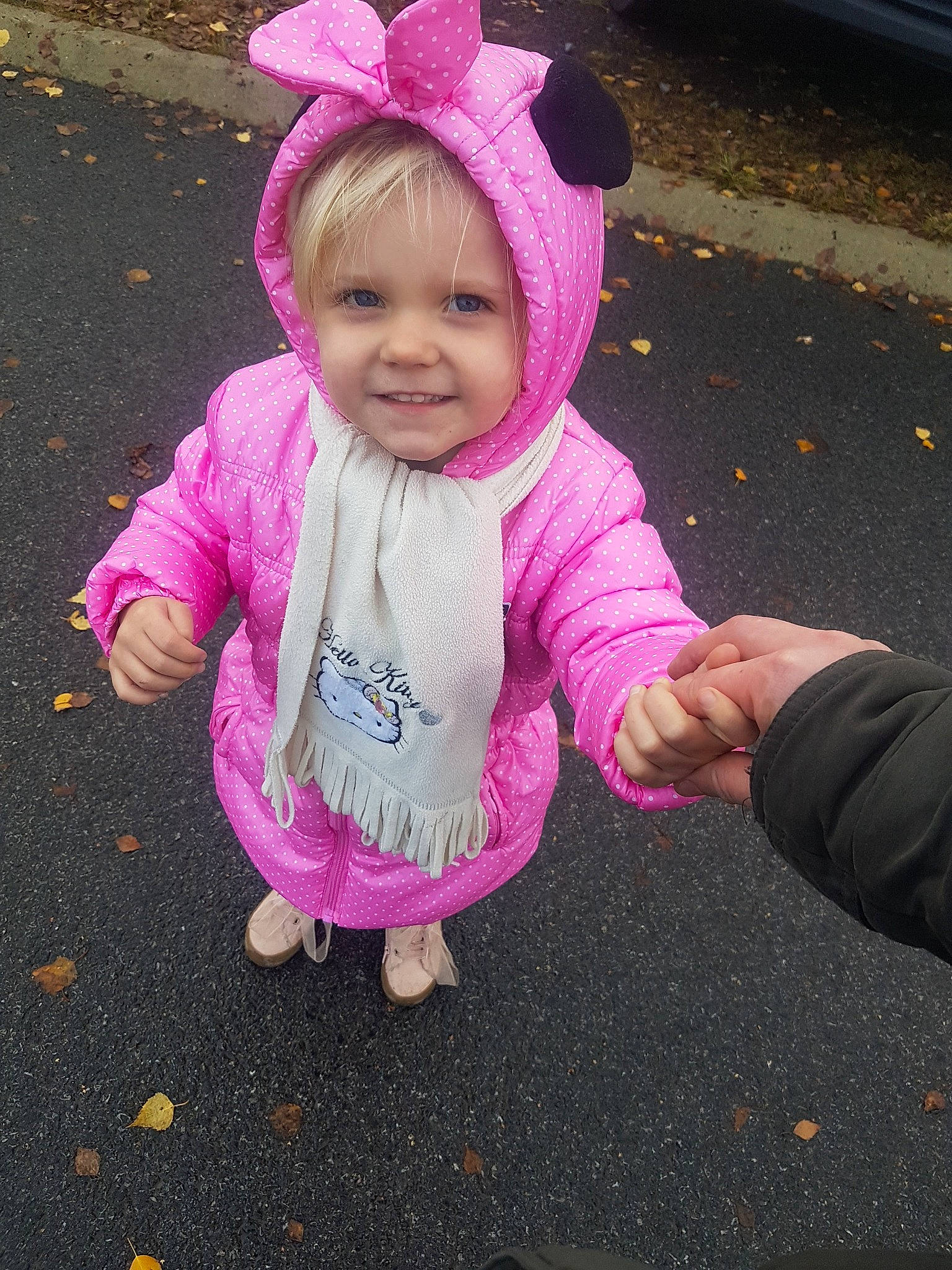 Emma a rejoint le concours — aidez-le/la à gagner de superbes lots ! child, eye, fun, girl, hair_accessory, headgear, infant, joy, magenta, material, person, pink, product, purple, skin, smile, textile, toddler