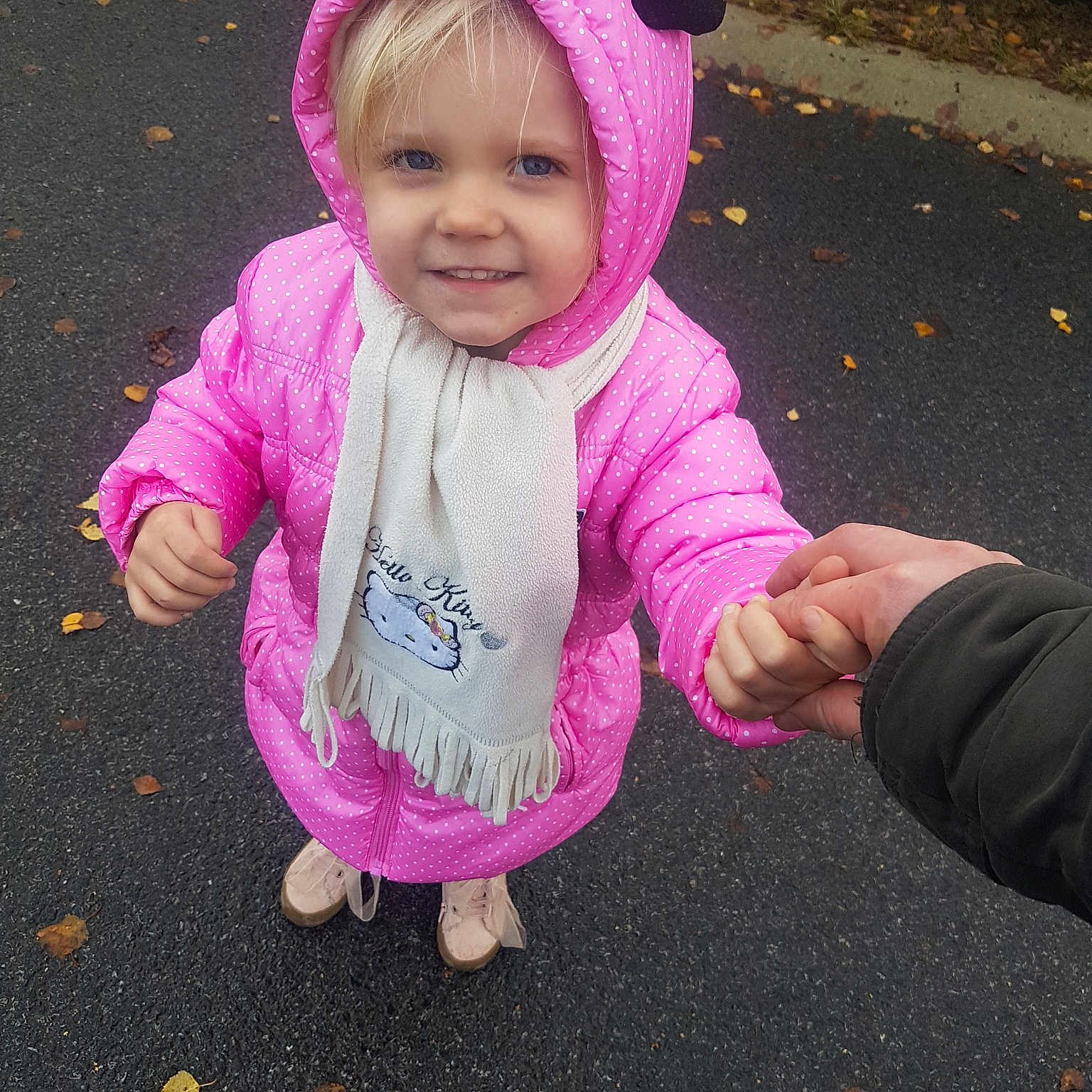 Emma a rejoint le concours — aidez-le/la à gagner de superbes lots ! child, eye, fun, girl, hair_accessory, headgear, infant, joy, magenta, material, person, pink, product, purple, skin, smile, textile, toddler