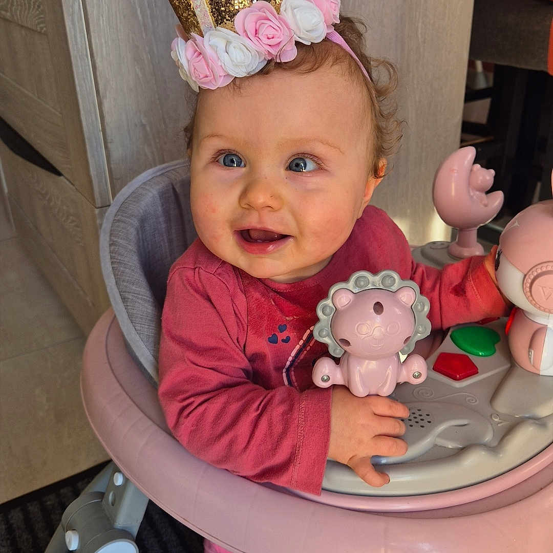 Ambre a rejoint le concours — aidez-le/la à gagner de superbes lots ! accessories, baby, bonnet, clothing, costume, crown, face, flower, furniture, hat, head, jewelry, partyhat, person, photography, plant, portrait, rose, tiara, toy