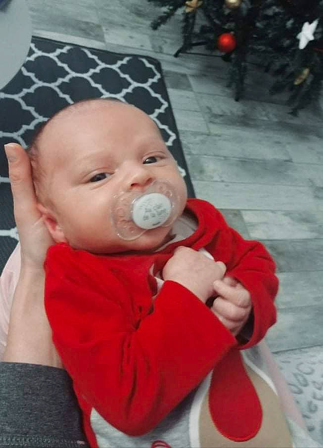 Ilann a rejoint le concours — aidez-le/la à gagner de superbes lots ! baby, baby_products, baby_toddler_clothing, carmine, cheek, child, comfort, event, eye, fun, happy, holiday, human_body, iris, lip, mouth, nose, person, sitting, skin