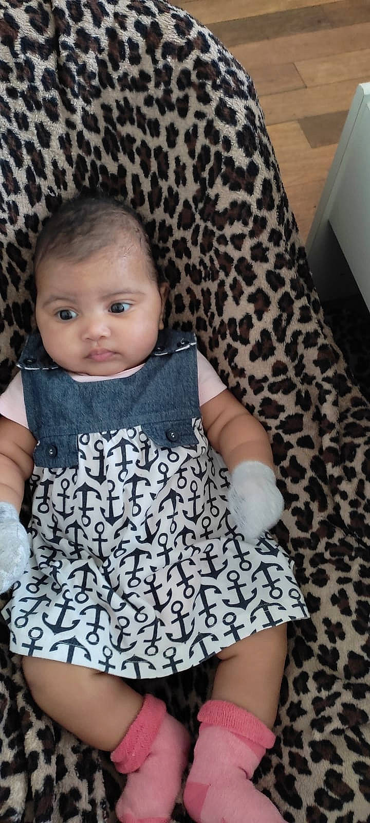 Mélia a rejoint le concours — aidez-le/la à gagner de superbes lots ! baby, baby_toddler_clothing, black, cheek, child, comfort, day_dress, dress, electric_blue, face, human_leg, nail, one_piece_garment, pattern, person, skin, sleeve, textile, thigh, thumb