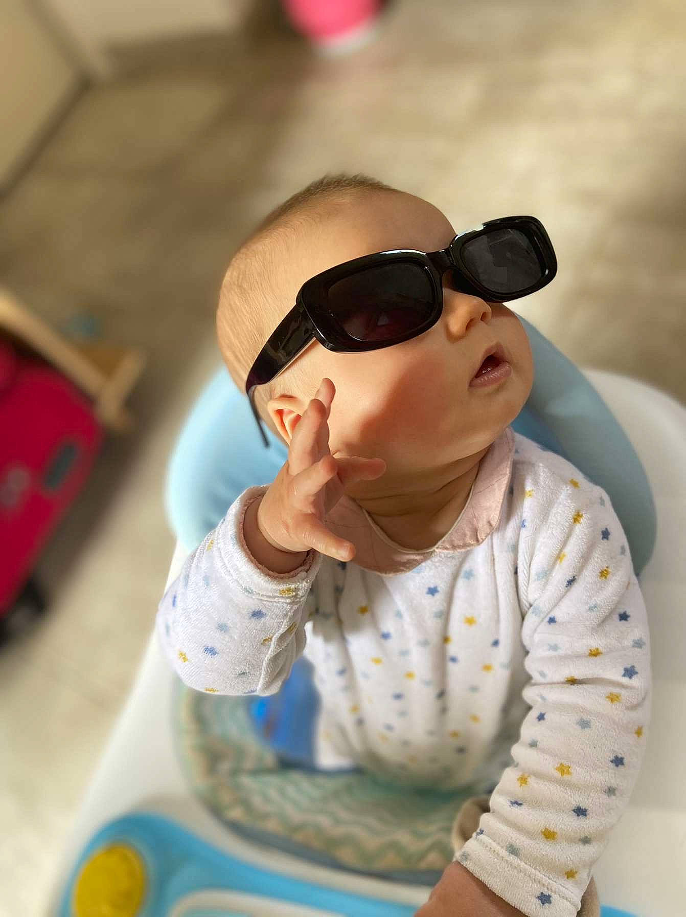 Chénoa participe au concours pour gagner de l'argent avec cette photo : baseball_cap, cap, child, cool, elbow, eyewear, fun, goggles, happy, headgear, leisure, mouth, person, personal_protective_equipment, recreation, sleeve, street_fashion, sunglasses, t_shirt, toddler