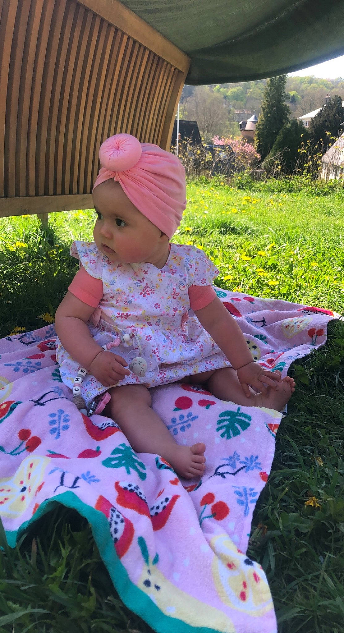 Chénoa participe au concours pour gagner de l'argent avec cette photo : baby_toddler_clothing, cap, child, dress, event, fun, grass, happy, hat, headwear, lawn, leisure, magenta, people_in_nature, person, pink, plant, recreation, sun_hat, textile