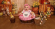 Ariel participe au concours pour gagner de l'argent avec cette photo : baby, basket, bunny_decor, bunny_ears, chick, child, cute, decorations, easter_eggs, festive, flowers, holiday_theme, indoors, pink_clothing, portrait, smiling, spring, wooden_background, wooden_bucket, wooden_floor