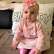 Ariel a rejoint le concours — aidez-le/la à gagner de superbes lots ! baby, blanket, child, cozy, cute, eyes, face, feet, flower, hands, headband, indoors, pillow, pink_clothing, portrait, sitting, smiling, sofa, soft_toys, toddler