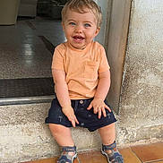 Mathéo a rejoint le concours — aidez-le/la à gagner de superbes lots ! boy, child, clothing, door, face, footwear, happy, head, jeans, male, pants, person, photography, portrait, shoe, shorts, sitting, sleeve, smile, sneaker