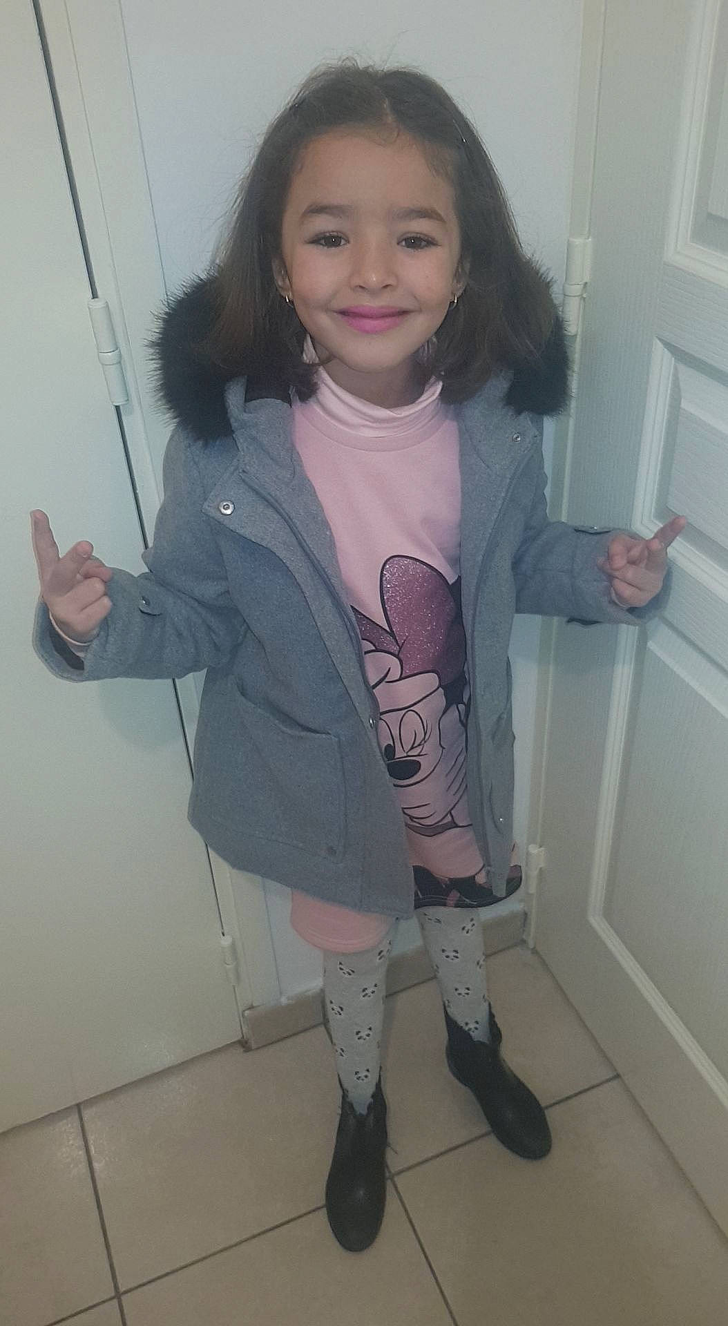 Jihaine a rejoint le concours — aidez-le/la à gagner de superbes lots ! clothing, eye, face, finger, gesture, hairstyle, hand, head, iris, joint, joy, leg, lip, outerwear, person, shoe, shoulder, skin, sleeve, smile