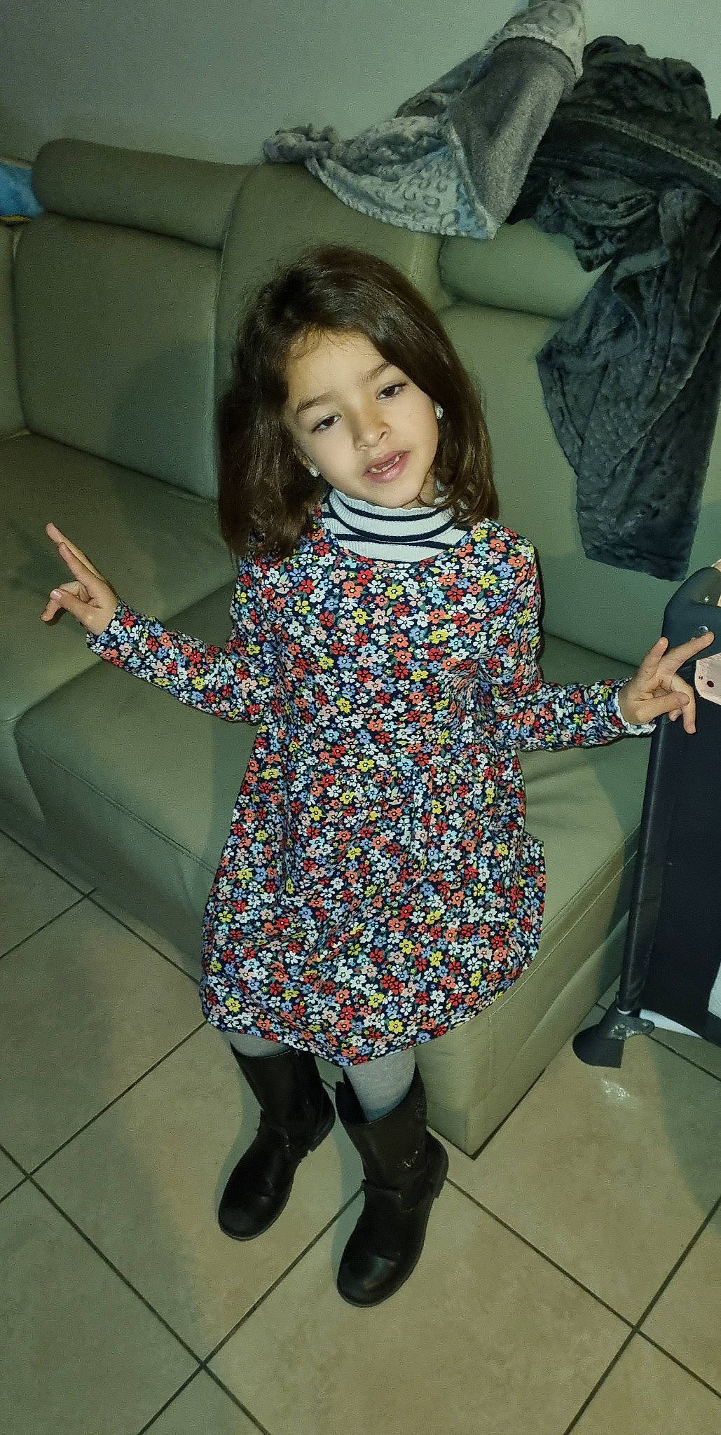 Jihaine participe au concours pour gagner de l'argent avec cette photo : black, dress, floor, hair, hairstyle, happy, joint, knee, leg, luggage_and_bags, organ, person, purple, shoulder, sleeve, smile, standing, style, thigh, toddler